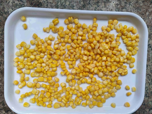 Maïs sucré en conserve à couvercle ouvert normal avec ingrédients aqueux