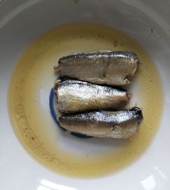 Poissons de sardine en boîte par coutume dans la marque de impression lithographique d'OEM d'huile de soja