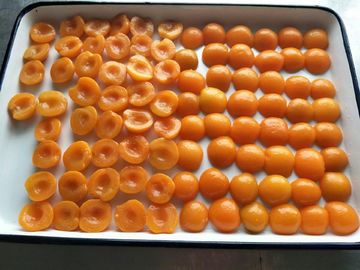 Moitiés en boîte bon marché d'abricots conserve de fruits en sirop léger avec la marque privée