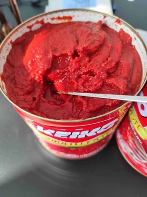 Conservez la pâte de tomate en conserve dans un endroit frais pour une conservation pratique