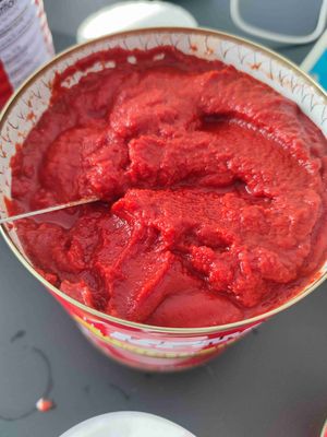Conserver dans un endroit frais et sec La pâte de tomate en conserve sans additifs