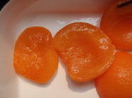 Les moitiés en boîte délicieuses d'abricot en sirop léger aucun ajoutent toutes les couleurs artificielles