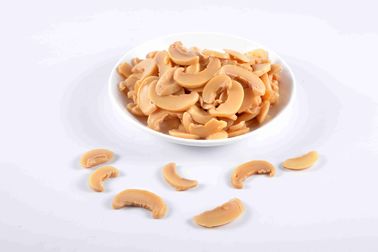 La marque faite sur commande a mis en boîte les champignons marinés coupés en tranches mous et peu de goût salé