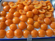 Totalité/moitiés mettant en boîte les conserves d'abricots, abricots en boîte en jus