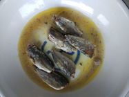 Additif artificiel n'a pas mis en boîte les poissons de sardine, sardines de saison dans l'eau