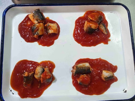 Du maquereau à l'huile claire en saumure dans une boîte parfaite pour garnir la pizza