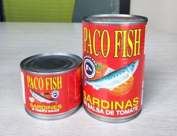 Poissons en boîte les plus sains étroitement emballés, sardines bidon en sauce tomate