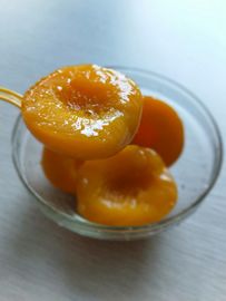 Pêche jaune en boîte par bonbon de moitiés en nourriture en boîte de sirop, HACCP BRC énuméré