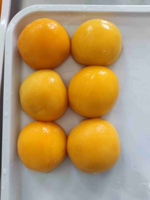 Pêche jaune fraîche en conserve sans conservateurs, fruits naturels et sucrés