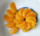 Le segment entier peut des mandarines dans l'eau de sucre et en sirop