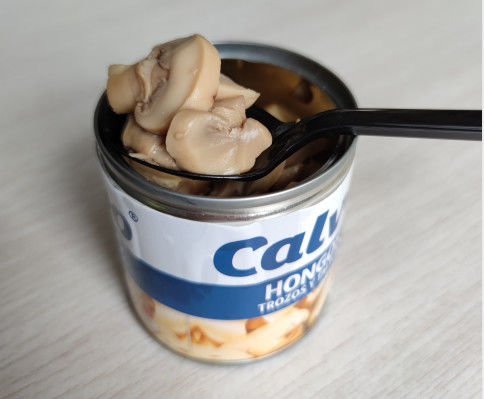 425 grammes ont mis en boîte les champignons coupés en tranches avec le couvercle d'EOE