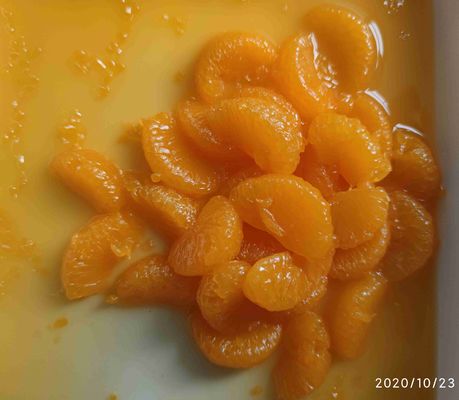 Oranges mandarines entières sucrées en conserve dans du sirop