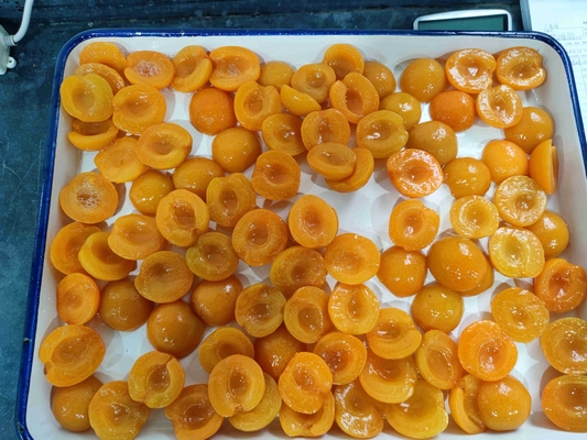 Conserver dans un endroit frais des demi-abricots enrichis de vitamine C