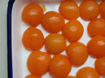 Les moitiés d'abricot en boîte par santé, entassent en vrac saveur naturelle et goût de nourriture en boîte