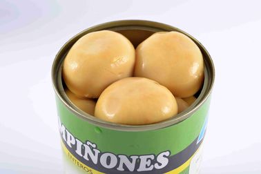 Champignons de mise en boîte jaune-clair, champignons entiers dans des pots