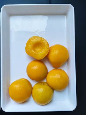 Brix 14-17 pour cent Fruits jaunes en conserve Pêches fraîches Conviennent aux restaurants Les cafétérias et les entreprises de transformation alimentaire