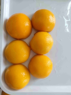Délicieuse pêche jaune en conserve pour les amateurs de fruits, servie réfrigérée ou à température ambiante