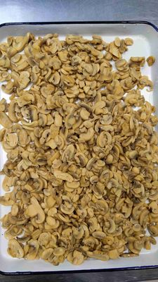 Morceaux et tiges de champignons en conserve fraîchement cueillis avec du sel naturel